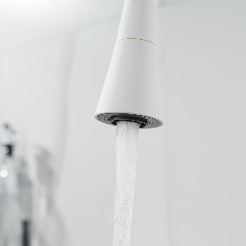 Смеситель для кухни с гибким изливом Shevanik S543C-1, белый