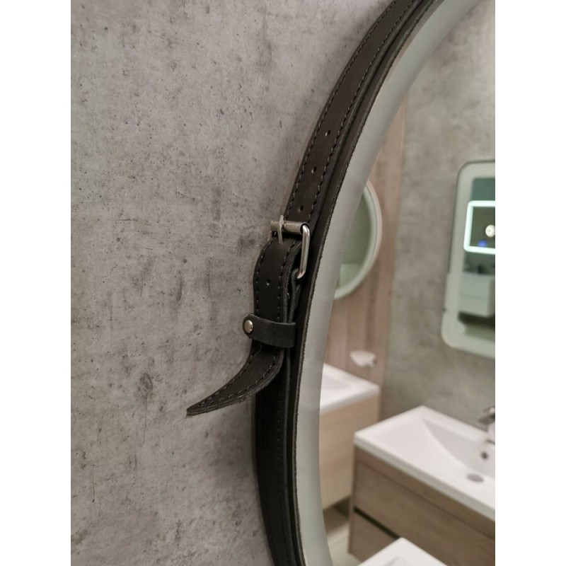Зеркало Art&Max Milan AM-Mil-800-DS-F-Nero 80 x 80 см с подсветкой, на ремне из черной кожи
